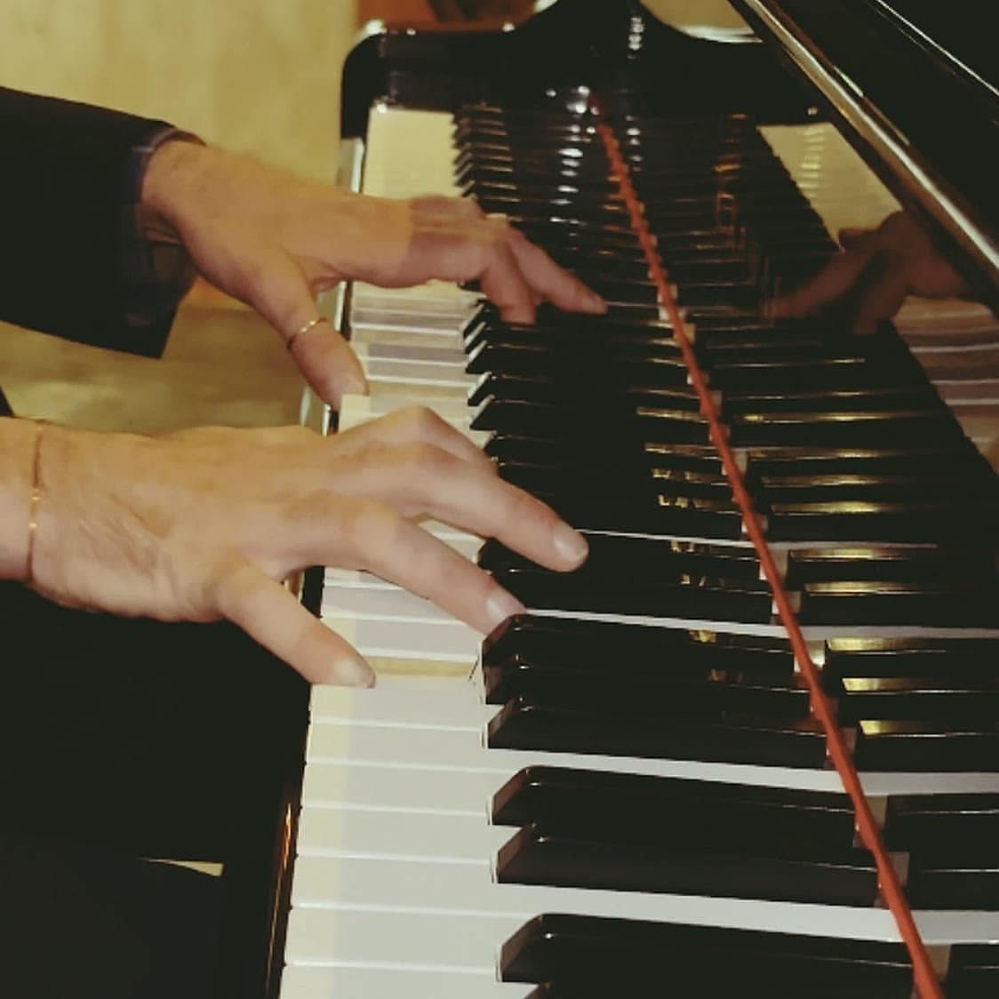 Wedding pianist in Cologne: hands on the keys of a grand piano